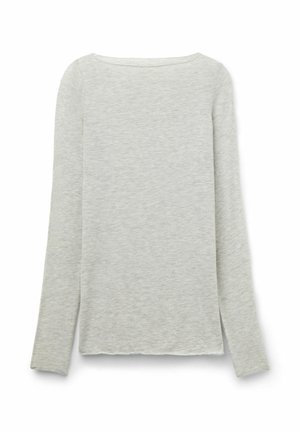 Haut à manches longues gris clair avec un col rond, fabriqué à partir d'un tissu doux et texturé. Présente un ourlet droit et des manches ajustées.