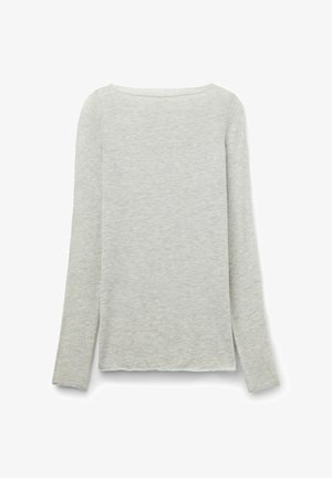 Haut à manches longues gris clair avec un col rond, fabriqué à partir d'un tissu doux et texturé. Présente un ourlet droit et des manches ajustées.