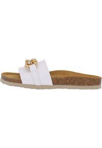 Sandale blanche à glissière avec un grand accent en chaîne dorée, semelle en liège et semelle en caoutchouc beige clair. Présente un dessus lisse et un design plat.
