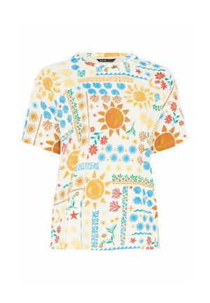 Wit T-shirt met korte mouwen en kleurrijke patronen van zon, bloem, ster en schelp in geel, blauw, rood en groen op de voorkant en mouwen.