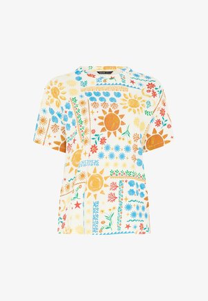 Biała koszula z krótkim rękawem ozdobiona kolorowymi wzorami słońca, kwiatów, gwiazd i muszli w kolorach żółtym, niebieskim, czerwonym i zielonym na przodzie i rękawach.