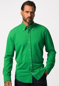 Groene longsleeve shirt van zachte stof, met een button-down kraag en knoopsluiting aan de voorkant. Glad textuur met een getailleerde uitstraling.