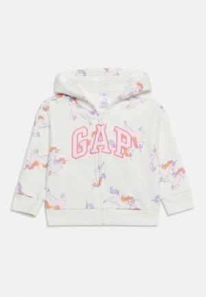 Sudadera blanca infantil con cremallera, letras rosas "GAP" y diseño colorido de unicornio, con capucha y mangas largas.