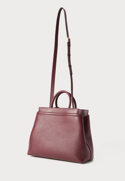 Burgundi nahast käekott, millel on reguleeritav õlarihm, kaks ülemist käepidet, struktureeritud kuju, tekstureeritud pind ja minimalistik disain.