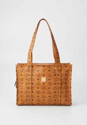 Borsa tote in pelle marrone con motivo a diamante, hardware dorato, due lunghi manici, chiusura con zip e dettaglio del logo sul davanti.