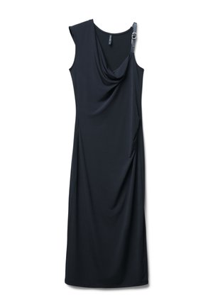 Robe noire sans manches en tissu doux et fluide. Présente un col rond et une bretelle avec un accent métallique rond. Design mi-long.