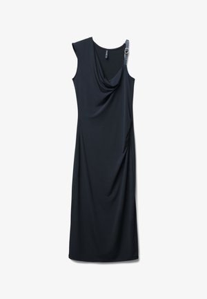 Robe noire sans manches en tissu doux et fluide. Présente un col rond et une bretelle avec un accent métallique rond. Design mi-long.