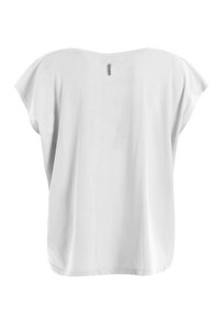 Camiseta blanca lisa de manga corta y corte holgado con una pequeña etiqueta vertical con la palabra "DEHA" en la parte superior central de la espalda.