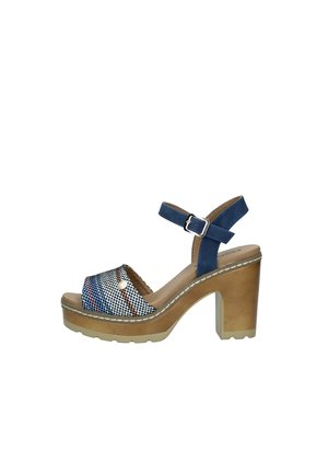 Sandalia de plataforma con una correa azul marino, parte superior de textil estampado en rojo y blanco, tacón grueso beige, hebilla ajustable en el tobillo y detalles de costura.