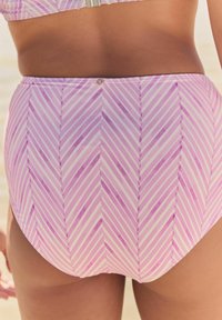 Hoge taille bikini onderbroek in lavendel met een visgraatpatroon, met afwisselend lichte en donkere strepen en een gladde textuur.