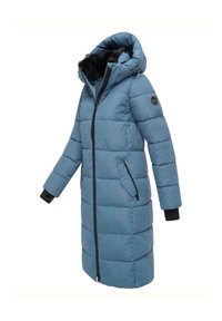Abrigo acolchado en azul claro con cremallera frontal, capucha ajustable, acentos en negro y bolsillos laterales. Presenta una textura acolchada y mangas largas.
