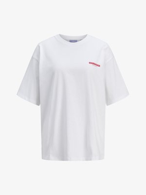 T-shirt en coton blanc à coupe oversize, col rond et manches courtes. Présente un texte rouge brodé "SOURDOUGH" sur la poitrine gauche.