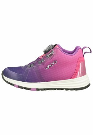 Lila und pinker Sportschuh mit weißer Sohle, schwarzem Profil, Vindo-Logo, Zuglasche an der Ferse und Drehverschluss an der Seite.