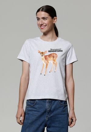T-shirt en coton gris avec un graphique de cerf et le texte "Résistance Souterraine". Manches courtes, coupe décontractée et col rond.