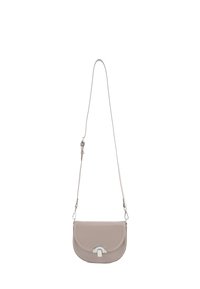 Hellgraue Leder-Umhängetasche mit geschwungenem Klappverschluss, silberfarbenen Beschlägen und verstellbarem Riemen. Glatte Textur mit dezenten Nahtdetails.