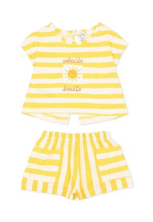 Completo per bambino con righe gialle e bianche, maglietta a maniche corte con sole sorridente e testo "solecito bonito", abbinato a pantaloncini coordinati.