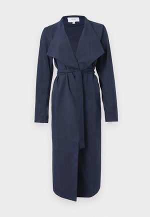 Vestido envolvente de manga longa azul-marinho com colarinho, cintura cinto e bolsos laterais. Tecido suave com frente aberta e bainha ligeiramente ampliada.