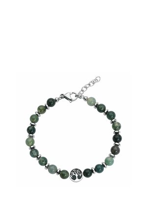 Grünes Perlenarmband mit silberfarbenen Zwischenstücken und einem runden silbernen Anhänger mit einem Baum-Silhouetten-Motiv, gesichert mit einem Karabinerverschluss und Verlängerungskette.