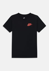 Čierne tričko s krátkym rukávom s malým červeným a zeleným logom Nike na ľavej strane hrude. Jednoduchý a neformálny dizajn.