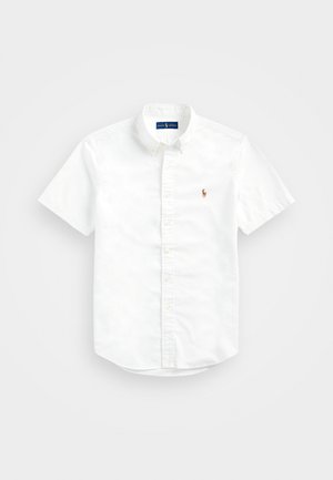 Camicia bianca a maniche corte con bottoni, realizzata in cotone, caratterizzata da un colletto classico e un piccolo logo ricamato sul lato sinistro del petto.