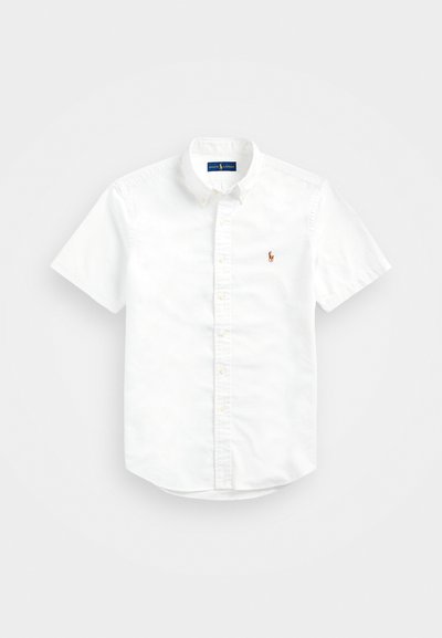 Biała koszula z krótkim rękawem, zapinana na guziki, wykonana z bawełny, z klasycznym kołnierzykiem i małym haftowanym logo na lewej piersi.