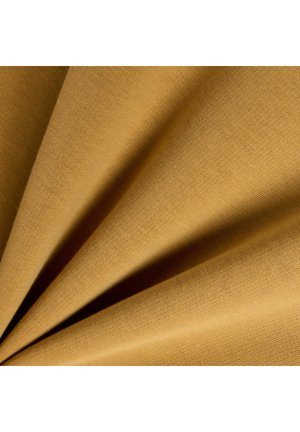 Close-up af glat, tæt vævet sennepsgul stof med bløde, diagonale folder, der skaber skygger og tekstur.