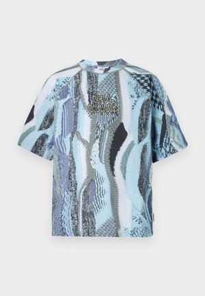 Tricou cu mânecă scurtă în nuanțe de albastru cu un model abstract. Prezintă un material texturat și un logo decorativ pe față.