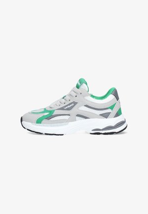 Grijze en groene sportschoenen met een ontwerp van mesh en synthetisch materiaal, een ronde neus en een gestructureerde rubberen zool. Details omvatten een logo aan de zijkant.