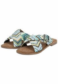 Sandali in tessuto intrecciato con un motivo a zigzag nei colori blu, verde e marrone chiaro. Presentano una cinghia regolabile con fibbia metallica e una suola marrone.