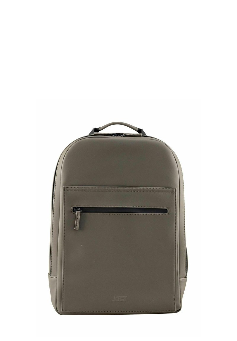 Sac à dos synthétique gris avec une texture lisse, poche avant zippée et une poignée supérieure. Présente un design minimaliste avec des bords arrondis.