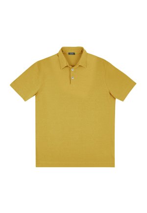 Polo de manga corta en un sólido color amarillo mostaza, confeccionado en una tela suave. Presenta un cuello clásico y una tapeta con dos botones.