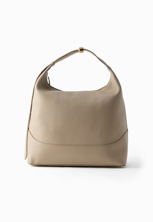 Sac à main en cuir beige avec texture granulée, poignée supérieure incurvée et fermeture dorée sur fond blanc.