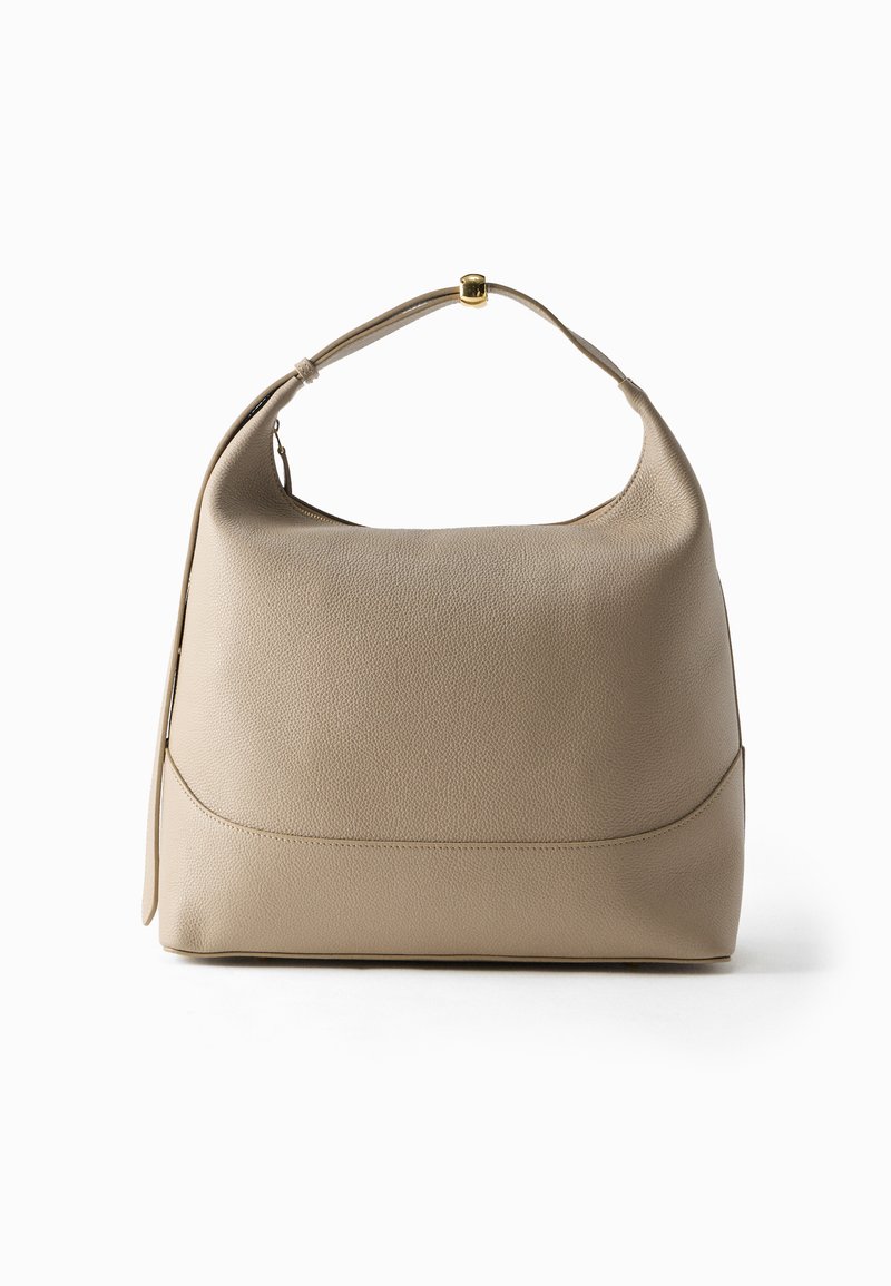 Sac à main en cuir beige avec texture granulée, poignée supérieure incurvée et fermeture dorée sur fond blanc.