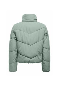 Afkortet pufferjakke i lys grøn med chevron-syning, høj krave og polstret tekstur. Har lange, afrundede ærmer.