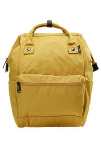 Sac à dos en tissu jaune avec double poignée, poche zippée à l'avant, logo à l'avant et texture lisse. Dispose de bretelles réglables.