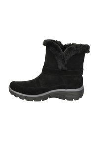 Botines de ante negro con borde de piel sintética, puntera redonda y suela acolchada. Cuentan con una correa decorativa en la parte superior para mayor detalle.