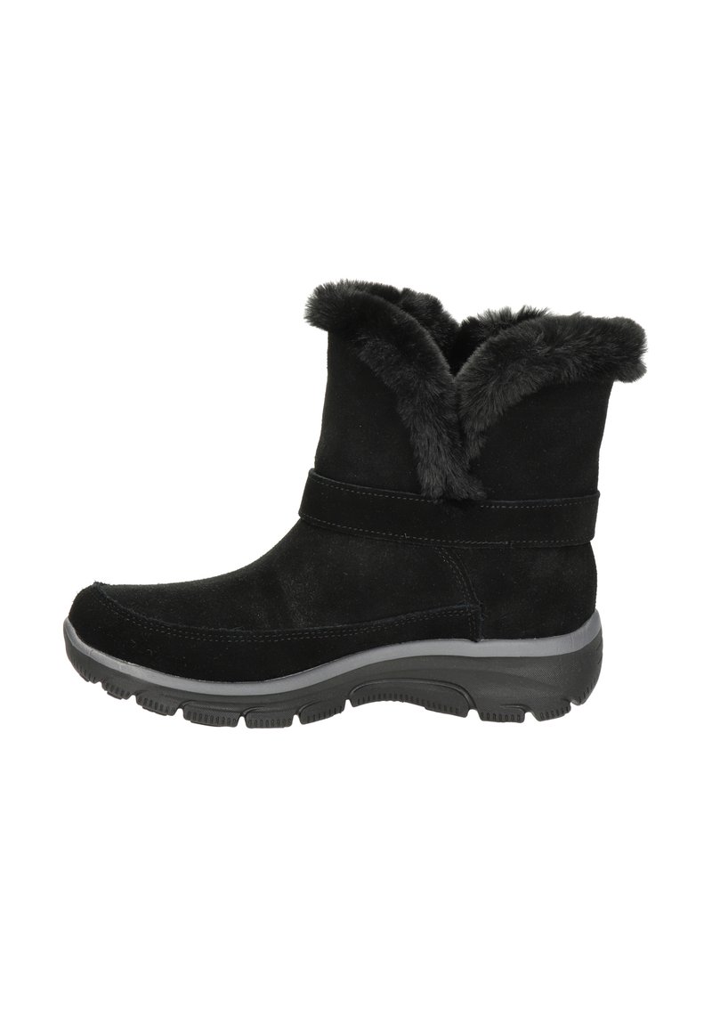 Botines de ante negro con borde de piel sintética, puntera redonda y suela acolchada. Cuentan con una correa decorativa en la parte superior para mayor detalle.