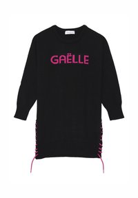 Maglione nero oversize con testo "GAËLLE" in rosa, caratterizzato da un design laterale con lacci e dettagli in rosa, e polsini e scollatura a coste.