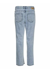 Fatos de ganga azul claro com corte reto, apresentando dois bolsos traseiros e uma etiqueta na cinta. O tecido tem uma textura ligeiramente desgastada.