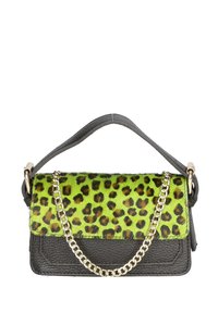 Borsa a tracolla in ecopelle nera con pattina a stampa leopardata verde, dotata di una robusta tracolla in oro e una finitura testurizzata.