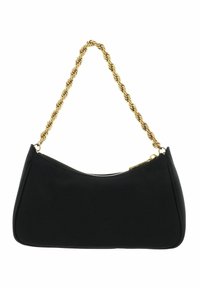 Sac à main en tissu noir présentant un design courbé, une bandoulière en chaîne torsadée dorée et une fermeture éclair en haut. Texture lisse sans motifs visibles.