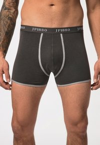 Boxers negros confeccionados en tela suave, con una cinturilla ancha que presenta la marca "JP1880" y costuras en gris contrastante a lo largo de las costuras.