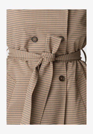 Abrigo marrón, negro y crema con cinturón, grandes botones y bolsillos de parche sobre un fondo liso.