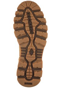 Sole boty Dockers s robustním designem, světle hnědá gumová podrážka, hluboké vzorky pro lepší přilnavost a logo značky embosováno blízko středu.