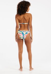 Dvojdielny bikini plavky s viacfarebným abstraktným vzorom. Vrchná časť má tenký popruh a spodná časť je nízko vyrezaná s miernym strihom.
