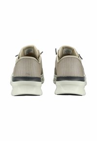 Sneaker in maglia beige con tomaia texturizzata, caratterizzata da una suola intermedia bianca e una suola esterna nera. Include anelli sul tallone e un sottile branding sulla linguetta.