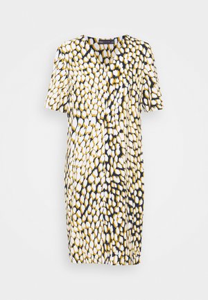 Robe à manches courtes avec un fond blanc orné d'un motif abstrait jaune et noir, encolure en V et coupe décontractée.