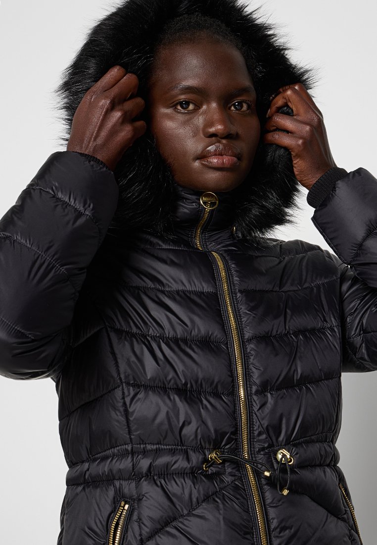 Schwarze Pufferjacke mit einer Kapuze aus Kunstfell, goldigem Reißverschluss, figurbetontem Design und Kordelzug an der Taille. Sie verfügt über Reißverschlusstaschen vorne und eine gesteppte Textur.