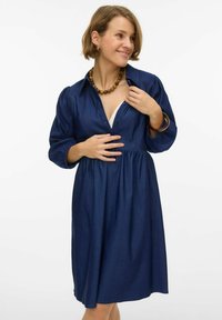 Mornarsko plava haljina na dugme s prilagođenim tijelom i raširenom suknjom. Ima puf rukave i laskavi v-izrez.