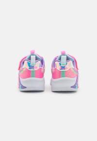 Paarse en roze sneakers met een glinsterende afwerking. Voorzien van een gevoerde kraag, verstelbare band en getextureerde, meerkleurige accenten op de zool.
